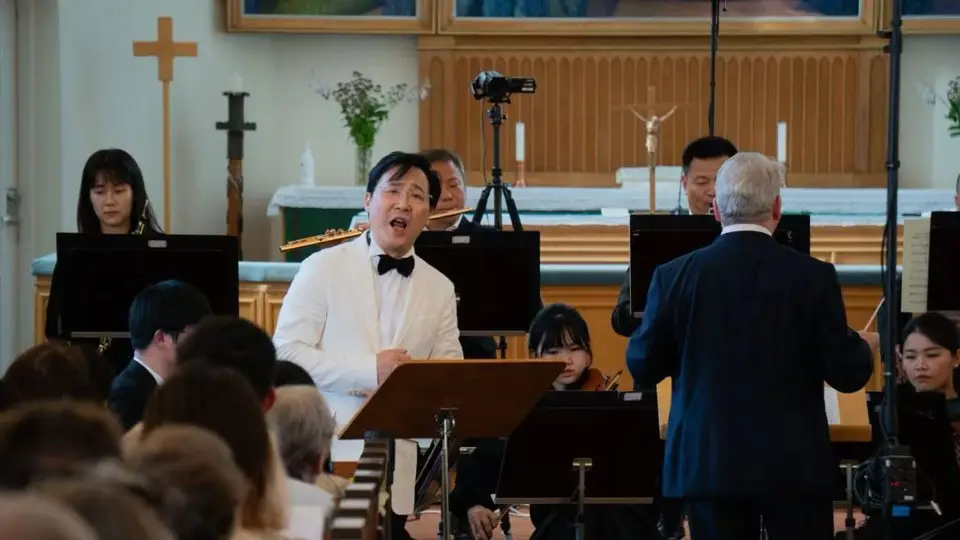 7月28日芬兰萨翁林纳歌剧节“弦歌·诗行”音乐会 廖昌永携上音乐团与多国观众共赏中西音乐盛宴