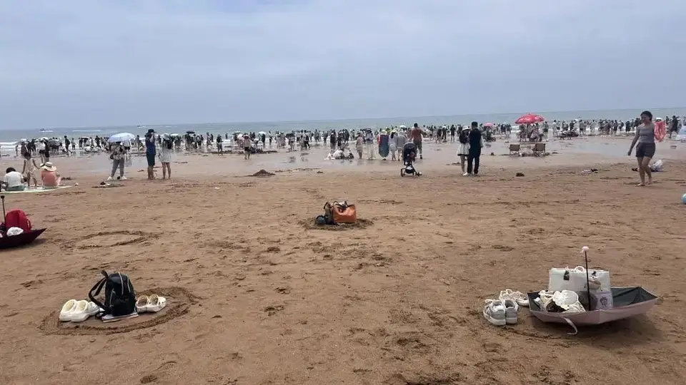 去青岛沙滩转一转 画个沙圈就能放心暂放物品 这趟海边之旅满是暖心人情味