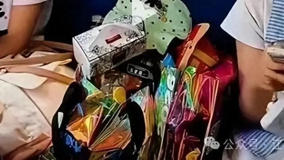 “两女孩买三张火车票占座放零食”当事人独家回应