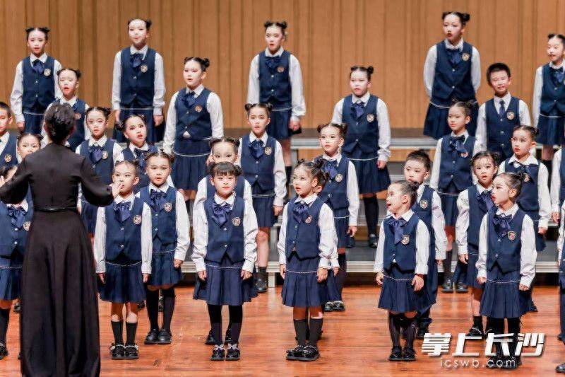 上千颗手指灯辉映纯真童声，五百少儿唱响长沙之夜