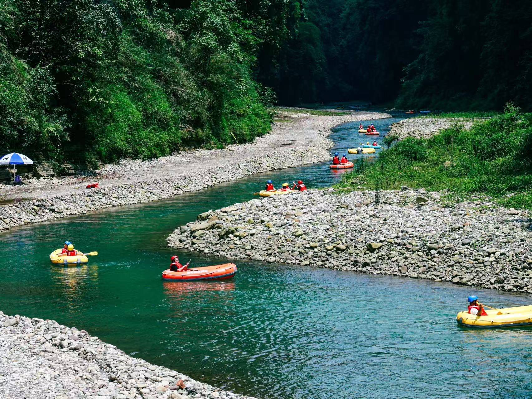 各大水上乐园迎客流高峰，“清凉+”点燃夏日经济